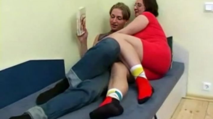Толстая мамочка дала негру после нежного кунилингуса на диване